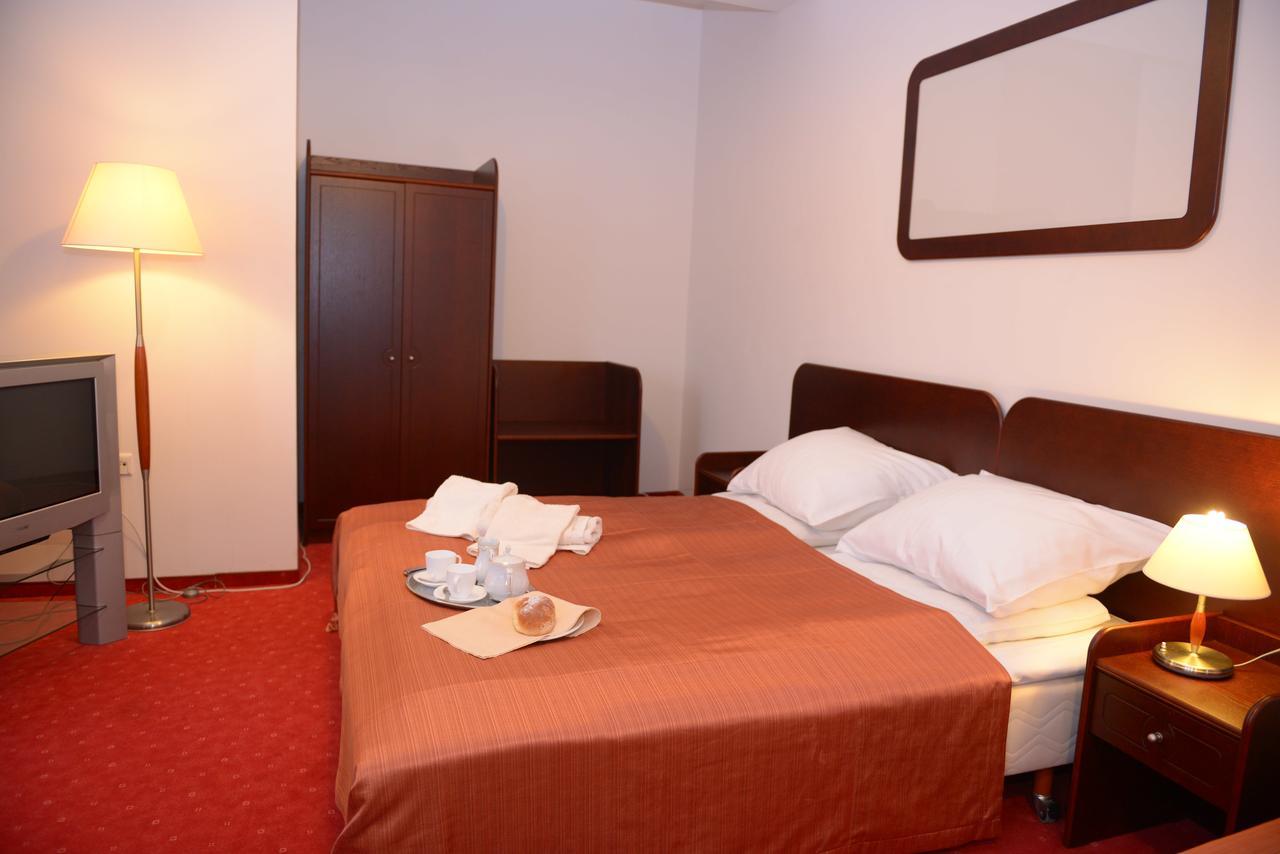 Hotel Pod Debami Тересполь Экстерьер фото