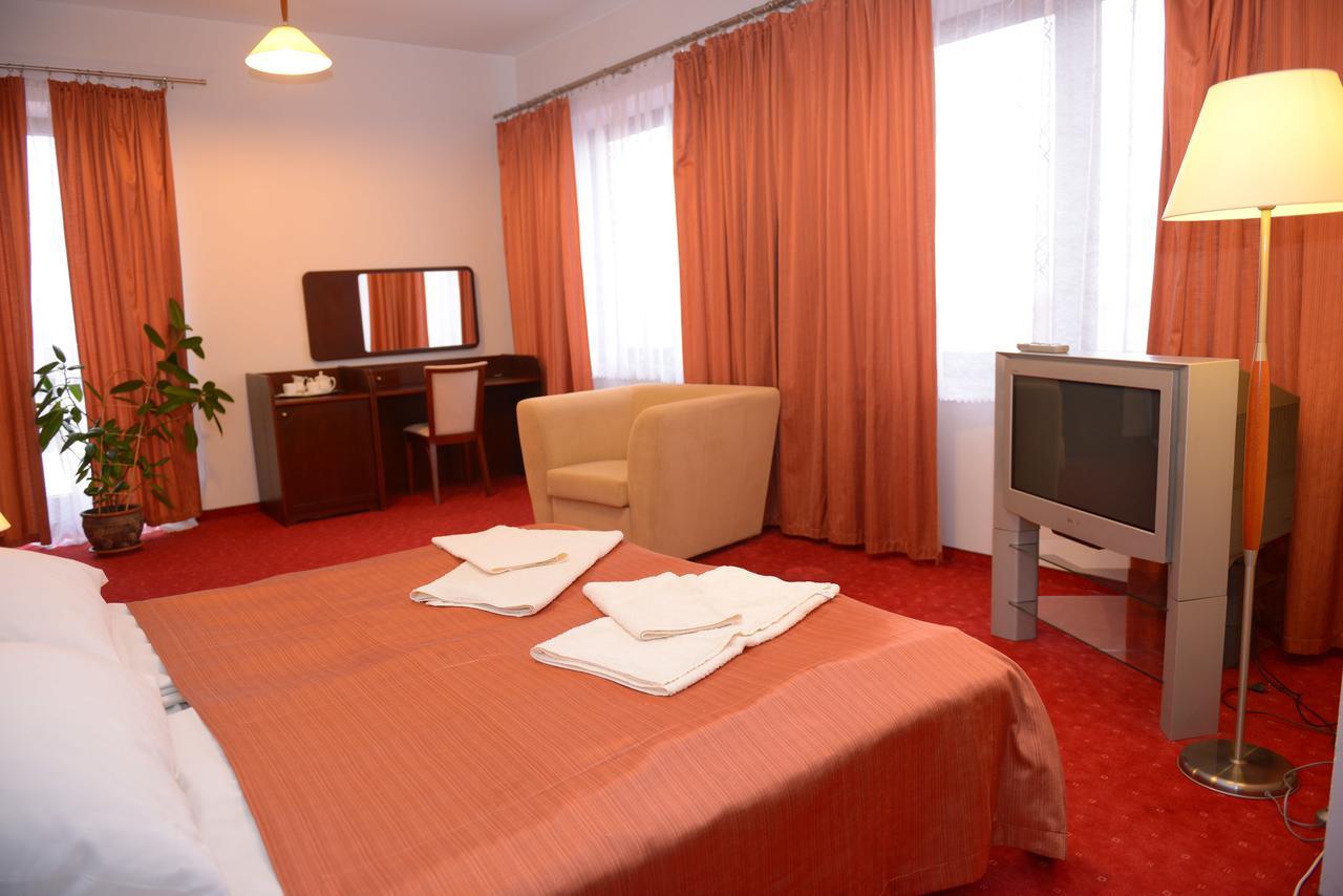 Hotel Pod Debami Тересполь Экстерьер фото